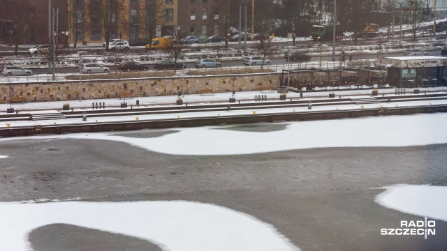 Szczecińskie Wody Polskie informują, że mimo trudnych warunków pogodowych sytuacja na Odrze jest stabilna.