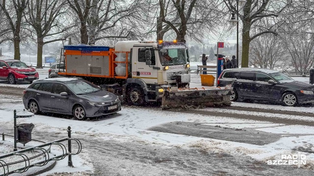 Gołoledź na drogach i chodnikach paraliżuje życie mieszkańców Szczecina i całego regionu. W związku z warunkami atmosferycznymi ręce pełne roboty mają służby.