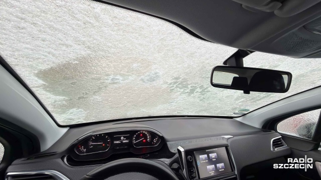 Mróz i oblodzenie dały się we znaki pieszym i kierowcom. Wiele osób przewróciło się na śliskich chodnikach, a na drogach doszło do licznych kolizji. Jak wyjaśnia ekspert ds. ubezpieczeń Paweł Skotnicki, po upadku na nieodśnieżonym chodniku, można starać się o odszkodowanie z OC właściciela terenu.