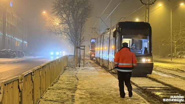 Tramwaje w Szczecinie właśnie zjeżdżają do zajezdni. Przez gołoledź i oblodzenie trakcji były unieruchomione.