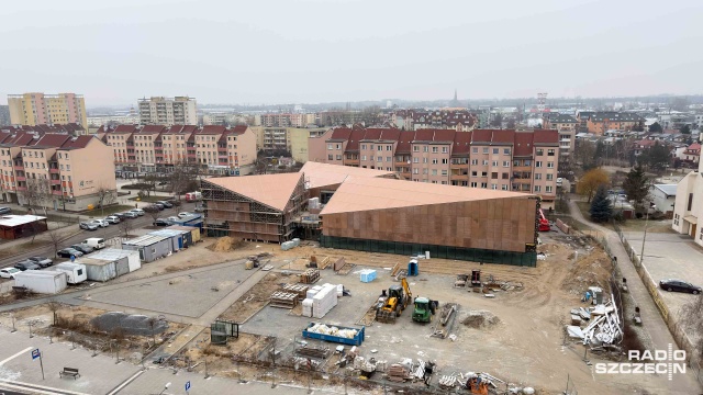 Otwarcie Mediateki na Prawobrzeżu Szczecina wciąż pozostaje w zawieszeniu. Budowa, która miała zakończyć się w połowie 2023 roku, a następnie planowano jej uruchomienie jeszcze w tym roku, nadal nie ma ustalonego terminu.