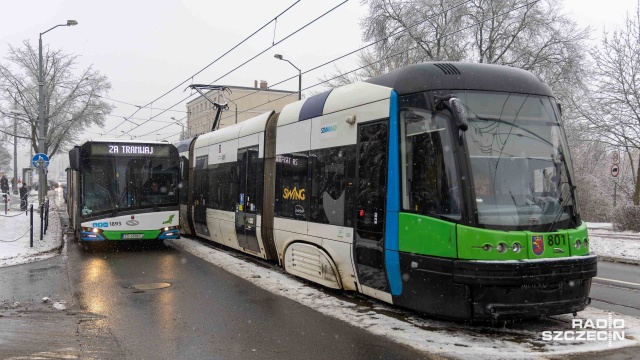 Wszystkie zablokowane na ulicach Szczecina tramwaje mają dziś wrócić do zajezdni. Kiedy ponowie wyjadą na trasy - jeszcze nie wiadomo. Część została odholowana do zajezdni, w innych wciąż siedzą motorniczy, czekając na pomoc.