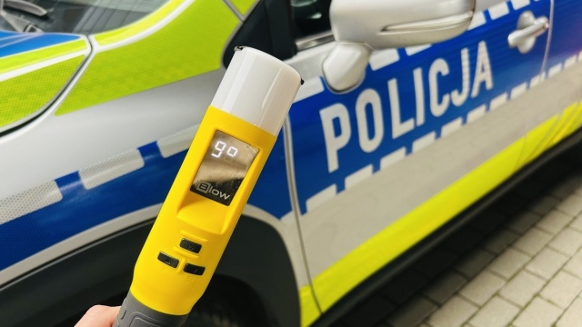 Jechał na podwójnym gazie, zahaczył lusterkiem o samochód jadący z naprzeciwka. Tym jednak podróżował policjant po służbie.