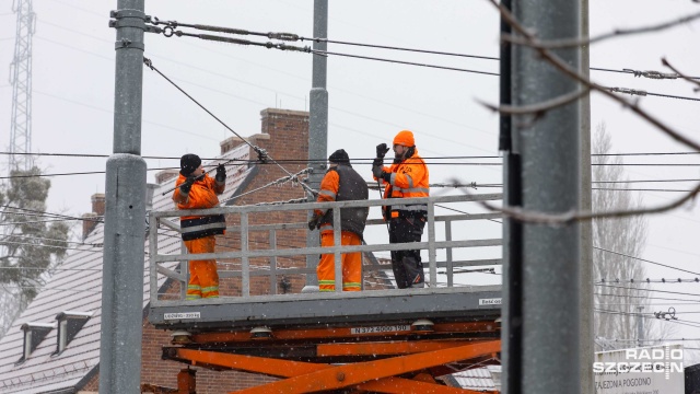 Mimo wieczornych zapowiedzi, część tramwajów nie wyjechała w środę rano na szczecińskie tory. Według wstępnych informacji, także te pojazdy, które wyjechały na trasy, zatrzymują się.