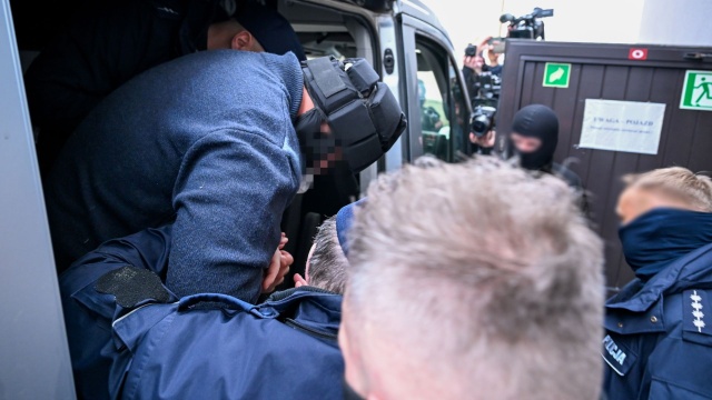 Zarzut zabójstwa córki i usiłowania zabójstwa czworga członków rodziny usłyszał w środę w Prokuraturze Okręgowej w Słupsku 44-letni Piotr K., funkcjonariusz Służby Ochrony Państwa. - Podejrzany przyznał się do zarzucanych czynów - powiedział szef prokuratury Patryk Wegner.