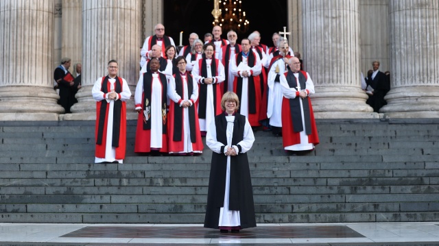 Sarah Mullally oficjalnie objęła urząd arcybiskupa Canterbury podczas uroczystości w katedrze św. Pawła w Londynie. Została tym samym pierwszą kobietą w historii, która stanęła na czele Kościoła anglikańskiego.