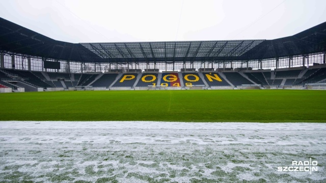 Szczecinianie w pierwszym tegorocznym meczu ekstraklasy zmierzą się w niedzielę na wyjeździe z Motorem Lublin. Portowcy trenują na boisku - mimo niesprzyjającej pogody i niskiej temperatury. Według niektórych prognoz w dniu meczu w Lublinie może być nawet -15 stopni.