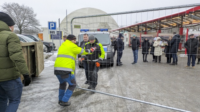 Na miejscu pojawił się komornik, przeprowadzono eksmisję, a teren został ogrodzony. To sprawa, która ciągnie się od kilku lat. W tle jest spór między spółką Manhattan a firmą Maren - właścicielem myjni. W 2024 roku zapadł prawomocny wyrok, że umowa między spółkami jest nieważna.