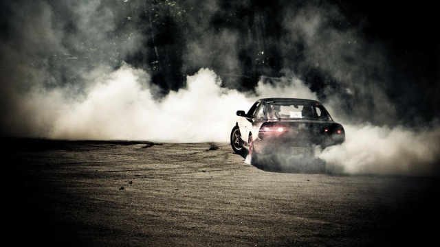 Ostrzejsze kary za brawurową jazdę, za organizację nielegalnych wyścigów i udział w nich oraz wzmocnienie sankcji za prowadzenie na podwójnym gazie albo z cofniętymi uprawnieniami. Takie zmiany wchodzą 29.01 do kodeksu drogowego oraz innych przepisów regulujących uprawnienia kierowców.