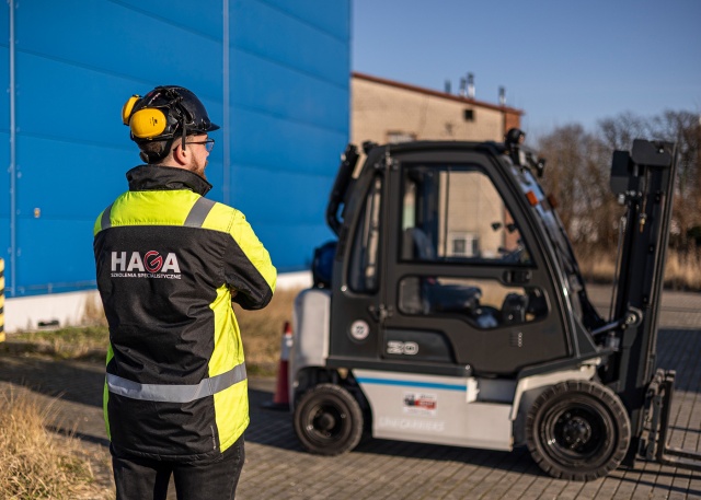 Start fabryki Vestas, rozbudowa portów w Świnoujściu i boom logistyczny pod Stargardem. Gospodarka Pomorza Zachodniego wchodzi w 2026 rok z impetem, ale inwestorzy zderzają się ze ścianą: brakiem wykwalifikowanych kadr. Sprawdzamy, jakie uprawnienia dają dziś pracę od ręki i zarobki, które coraz częściej przebijają stawki biurowe.