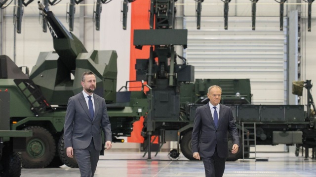 To historyczny moment i przełom w budowie efektywnej obrony powietrznej - tak premier Donald Tusk mówił o nowym systemie antydronowym dla polskiego wojska. W Kobyłce pod Warszawą została podpisana na budowę systemu SAN. Odpowiedzialne za to będą firmy z Polskiej Grupy Zbrojeniowej, prywatny APS i norweski Kongsberg.