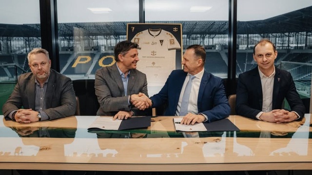 Zarząd Portów Morskich Szczecin i Świnoujście utrzyma prestiżowy tytuł Partnera Głównego klubu Pogoni. Oznacza to także, że jego logotyp nadal będzie eksponowany w centralnej części koszulek meczowych pierwszej drużyny.