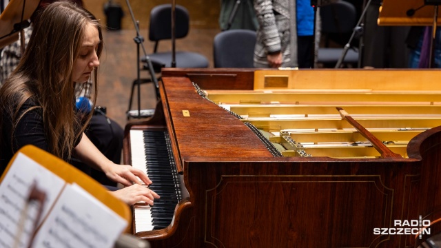 Pierwsze fortepiany marki Sbastiena rarda powstawały w Paryżu. Renomowane instrumenty z XIX wieku, cenione za m.in. innowacje techniczne, takie jak mechanizm podwójnej repetycji i agrafy, były ulubionymi przez Fryderyka Chopina. W piątek w Złotej Sali Filharmonii im. Mieczysława Karłowicza w Szczecinie na rardzie z 1858 roku zagra Aleksandra Świgut - znana na całym świecie propagatorka wykonawstwa na fortepianach historycznych.