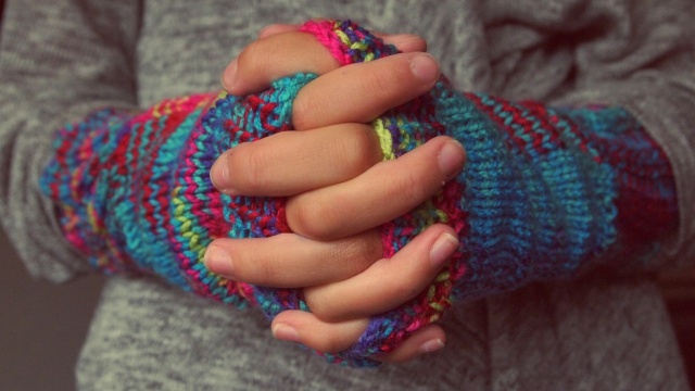 Silne mrozy niosą ryzyko awarii sieci ciepłowniczych i wodociągowych, a także przeciążeń sieci energetycznej. Na niektóre sytuacje kryzysowe można się wcześniej przygotować, choćby zapewniając w domu zapas wody pitnej i alternatywne źródło energii.