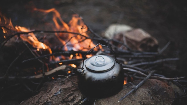 Dwie osoby zmarły z wychłodzenia w nocy z 30. na 31. stycznia - poinformowała policja. Niska temperatura to zagrożenie szczególnie dla osób w kryzysie bezdomności, seniorów, a także osób samotnych i nietrzeźwych.
