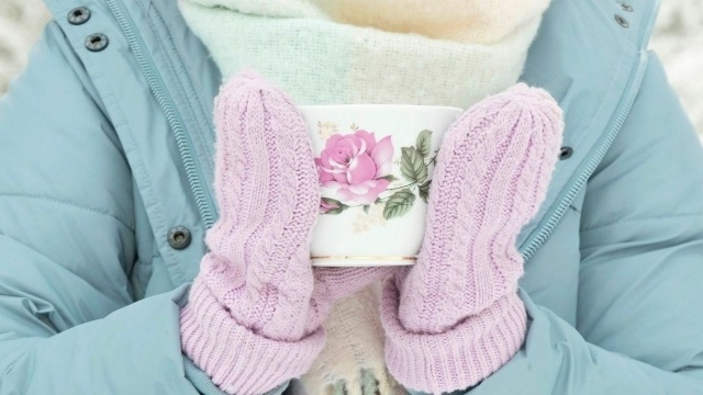 Mróz nie jest przeszkodą dla aktywności na świeżym powietrzu, pod warunkiem, że tę aktywność podejmuje osoba zdrowa. Potem warto wypić gorącą, słodką herbatę albo zjeść ciepłą zupę. To nas rozgrzeje, ale też nawodni.