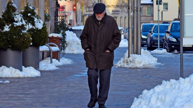 Zakładanie ciepłego ubrania to podstawowy sposób, aby uchronić organizm przed wychłodzeniem. Minionej nocy w wielu miejscach Polski temperatura spadła poniżej minus 20 stopni. Kolejna noc będzie równie mroźna.