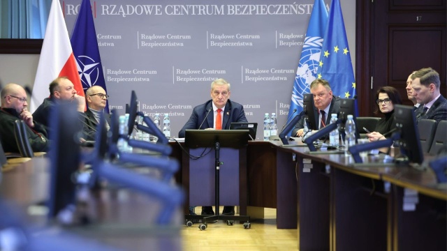 W województwach mazowieckim, pomorskim i warmińsko-mazurskim część szkół odwołuje lekcje. Poinformował o tym wiceminister spraw wewnętrznych i administracji Wiesław Szczepański po odprawie ze służbami, zwołanej w związku z siarczystymi mrozami w Polsce.