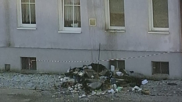 Jedna osoba ranna w wyniku nocnego pożaru w Kołobrzegu. Ogień pojawił się najprawdopodobniej z powodu wybuchu baterii odkurzacza.