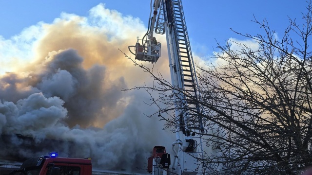 W Pogorzelicy niedaleko Rewala trwa wielka akcja gaśnicza. Płoną domki letniskowe o powierzchni około 600 m2.