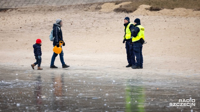 Szczeciński magistrat ostrzega pieszych śmiało stąpających po zamarzniętym jeziorze Głębokie.