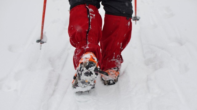 Oblodzone chodniki i zapowiedzi kolejnej fali marznących opadów zachęcają mieszkańców Szczecina do odwiedzin miejsc zajmujących się sprzedażą sprzętu zimowego.