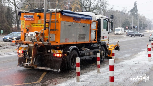 Wszystkie piaskarki wyjadą tej nocy na ulice Szczecina. To w związku z ogłoszonym przez IMGW drugim stopniem zagrożenia opadami marznącymi, powodującymi gołoledź.