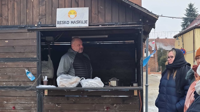 Ponad 25 porcji gorącej zupy rozdali potrzebującym w Resku członkowie Stowarzyszenia Resko Maskuje. To oni w 2021 roku założyli w mieście pierwszą jadłodzielnię.