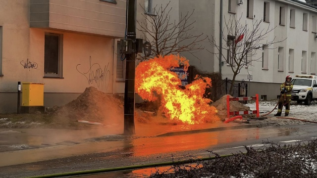 Na szczecińskim Warszewie przy ulicy Łącznej doszło do uszkodzenia gazociągu. Cztery zastępy straży pożarnej walczą z pożarem, który wybuchł w wyniku awarii.