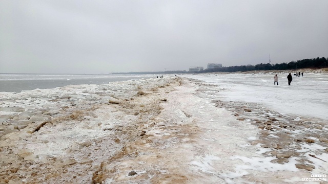 Zamarznięte morze, oblodzona plaża a pomiędzy nimi bryły lodu. Tak wygląda krajobraz nad Bałtykiem. Temperatura i marznący deszcz nie zachęcają do spacerów, ale niezwykłe widoki, przyciągają turystów.