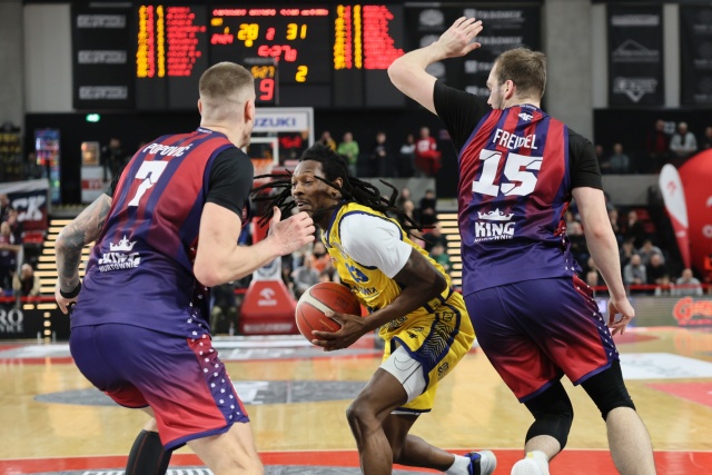 Lider poległ w Arenie Ostrów w Orlen Basket Lidze. Prowadzący w tabeli koszykarze Kinga przegrali na wyjeździe ze Stalą Ostrów Wielkopolski 76:81 w meczu inaugurującym 19 kolejkę rozgrywek.