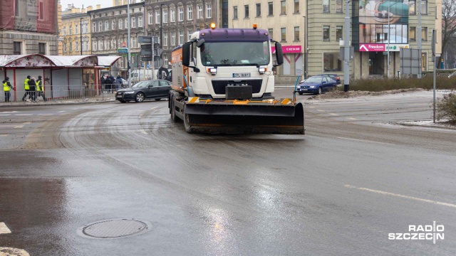 120 kolizji odnotowanych przez policję, dziewięć interwencji strażaków o charakterze atmosferycznym i 32 wyjazdy pogotowia do osób z urazami - to bilans z ostatnich godzin na Pomorzu Zachodnim.