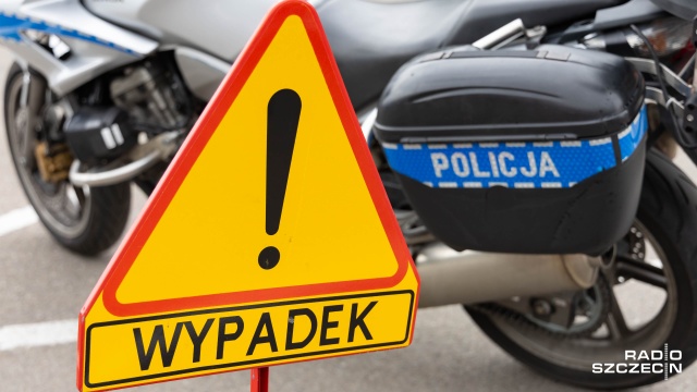 83-letni kierowca zatrzymał się na pasie awaryjnym na S6 w województwie zachodniopomorskim i został uderzony lusterkiem przez przejeżdżający samochód.