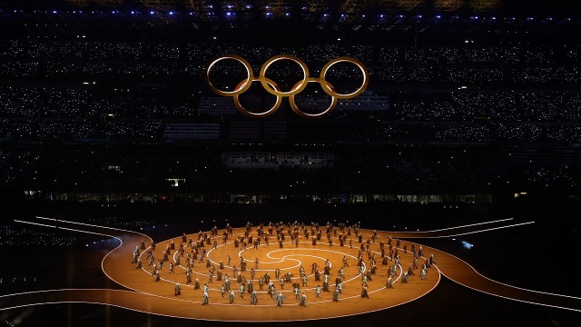 Na Stadionie San Siro w Mediolanie - ceremonia otwarcia, podczas której wystąpią gwiazdy światowego formatu. Na trybunach jest wielu przywódców państw. Najważniejsi dziś są jednak sportowcy, Igrzyska to dla nich najważniejszy turniej.