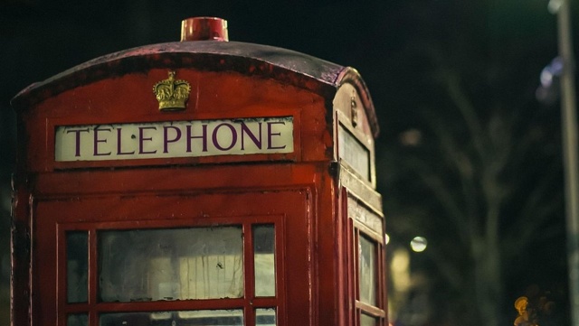 Czerwona budka telefoniczna uratowała mieszkańców małej wioski w Anglii podczas potężnego sztormu.