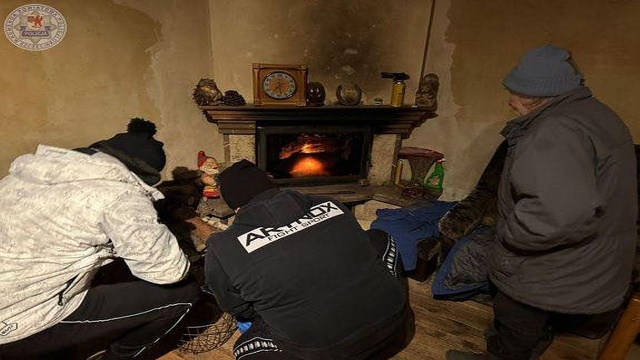 Osoby starsze były zagrożone wychłodzeniem we własnym mieszkaniu. W ostatnich dniach takie przypadki wydarzyły się w gminie Maszewo, a wcześniej w Sianowie. Zachodniopomorscy policjanci pomogli seniorom.