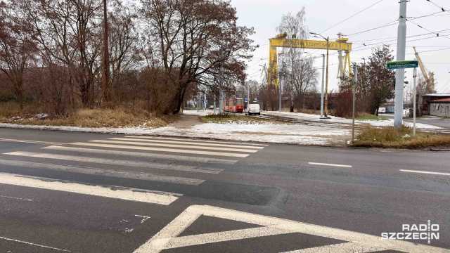 Doświetlą pasy, ale przystanek nadal zasłania widok. Miasto szykuje się do doświetlenia 25 przejść dla pieszych w Szczecinie, w tym tego przy ul. Owocowej obok dworca, o którym pisaliśmy jako jednym z najbardziej niebezpiecznych po zmroku.