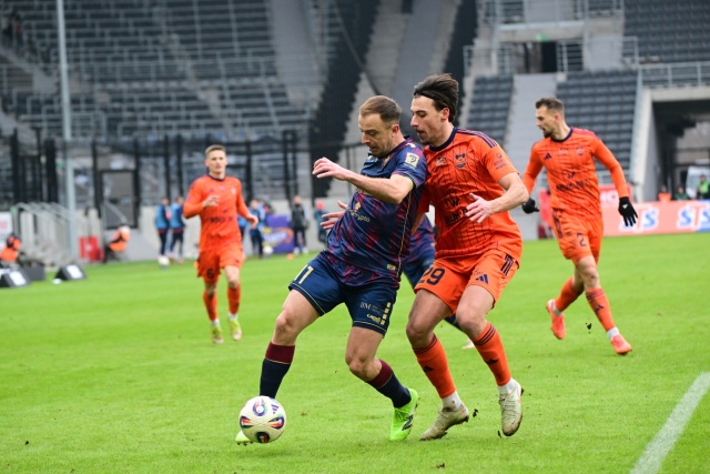 Słaby start piłkarzy Pogoni w ekstraklasie w tym roku. Szczecinianie w dwóch tegorocznych ligowych meczach zdobyli tylko punkt. Portowcy przegrali w Lublinie z Motorem 1:2 i w niedzielę zremisowali u siebie z ostatnim w tabeli Bruk-Betem Termaliką Nieciecza 1:1.