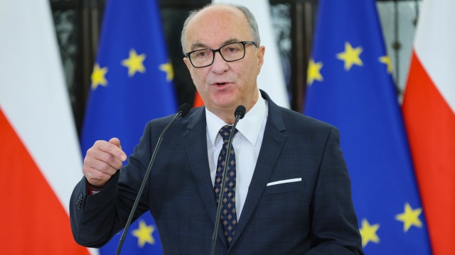 Marszałek Sejmu zaapelował do prezydenta o podpis pod ustawą o KRS. Jednocześnie, Włodzimierz Czarzaty zapowiedział na konferencji prasowej w Sejmie, że ma przygotowany plan na ewentualność braku podpisu ze strony głowy państwa. Nowela czeka na biurku prezydenta od 4 lutego. Karol Nawrocki ma 21 dni na podjęcie decyzji.