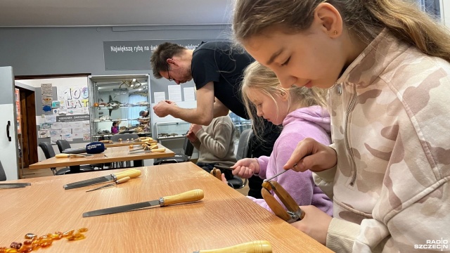 Trochę historii i praktyki. W Świnoujskim Muzeum Rybołówstwa Morskiego trwają warsztaty obróbki bursztynu. Feryjne zajęcia zachęcają do pracy nie tylko dzieci, ale i dorosłych.