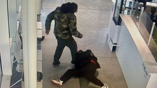 Napadli na mężczyznę na dworcu w Goleniowie i próbowali ukraść mu telefon. 42 i 51-latek trafili do aresztu.