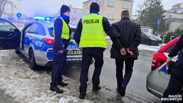 50-letni kierowca uderzył w drzewo, skrzynkę energetyczną, latarnię i ogrodzenie, a następnie próbował uciec z miejsca wypadku. Do zdarzenia doszło w Mielnie.