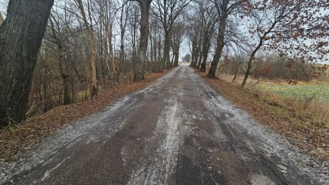 Na remont drogi łączącej ich wieś z miastem mieszkańcy podkołobrzeskiego Byszewa czekają latami. Pieniędzy na ten cel dotychczas nie było, ale w końcu pojawia się nadzieja na bezpieczniejszy dojazd do pracy i szkoły.