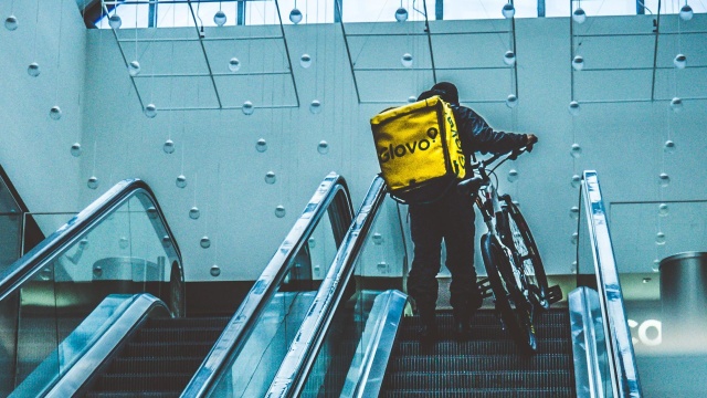 Włoski oddział firmy Glovo, dostarczającej posiłki do domów przez kurierów, został oskarżony został przez mediolańską prokuraturę o bezlitosny wyzysk pracowników.