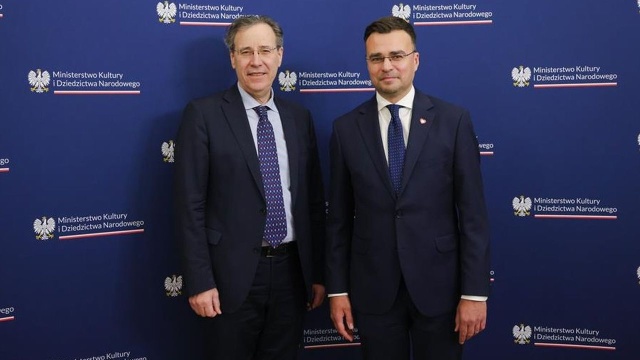 Sekretarz stanu w MKiDN Maciej Wróbel spotkał się z ambasadorem Niemiec w Polsce Miguelem Bergerem - poinformował w czwartek resort kultury. Jak podano, celem spotkania było omówienie szczegółów dalszej współpracy w zakresie restytucji polskich dóbr kultury wywiezionych do Niemiec podczas II wojny.