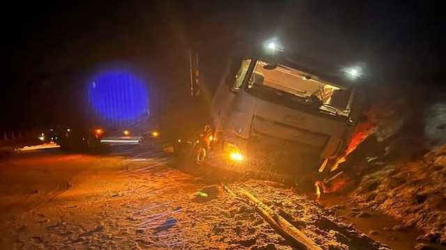 Między węzłami Ustronie Morskie a Kołobrzeg Wschód. W rejonie wsi Stramniczka ciężarówka uderzyła w bariery energochłonne.
