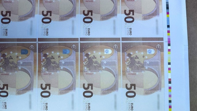 Trzynaście tysięcy podrobionych banknotów euro przejęli funkcjonariusze Centralnego Biura Śledczego Policji. Zatrzymano 50-letniego mężczyznę podejrzanego o współpracę w produkcji fałszywych pieniędzy.