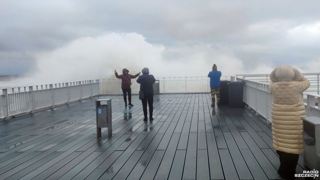 Choć pogoda w ostatnich dniach jest mocno kapryśna i sprawia wiele kłopotów, to są miejsca, które dzięki niej zyskują na atrakcyjności. Jednym z nich jest kołobrzeskie molo, na którym pomimo silnego wiatru nie brakuje spacerujących wykonujących pamiątkowe zdjęcia.
