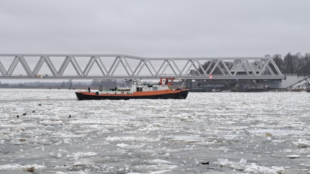 Od godzin porannych w piątek szczecińskie Wody Polskie kontynuują lodołamanie na Odrze.