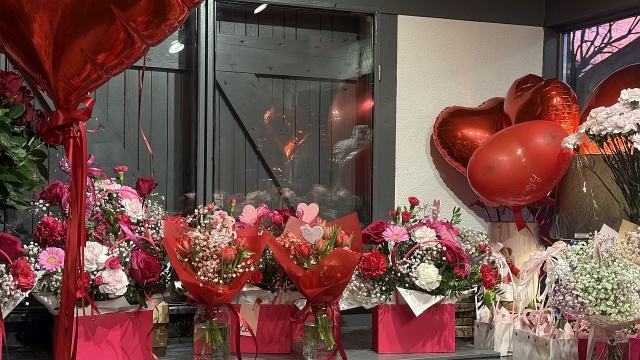 Serca, balony, czekoladki i obowiązkowo róże - dziś Walentynki. Panowie szturmują kwiaciarnie w poszukiwaniu najpiękniejszych kwiatów dla swoich ukochanych.